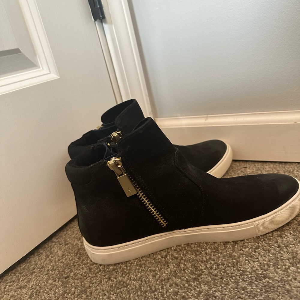 Black Kenneth Cole shoes,women’s 8,barely worn no damage and all zippers work